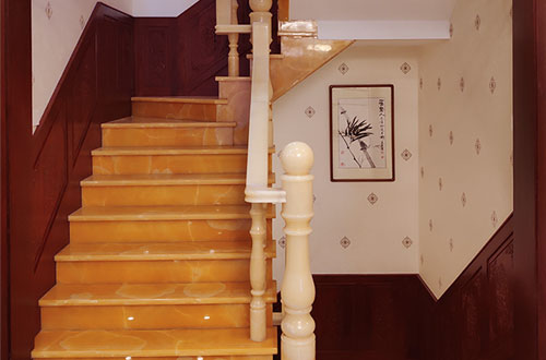 乌拉特后中式别墅室内汉白玉石楼梯的定制安装装饰效果
